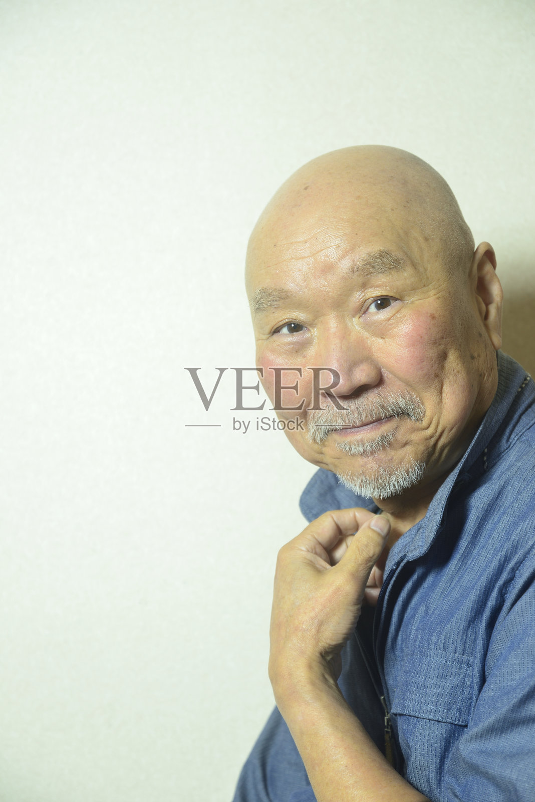 一位老人用微笑表达情感照片摄影图片