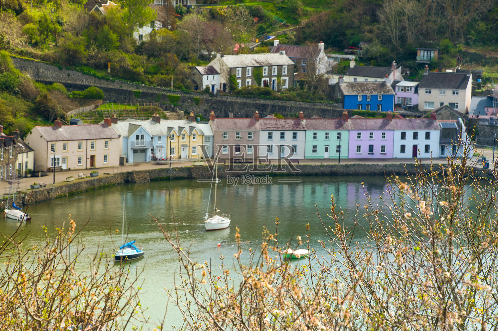 费什加德湾下镇渔村照片摄影图片