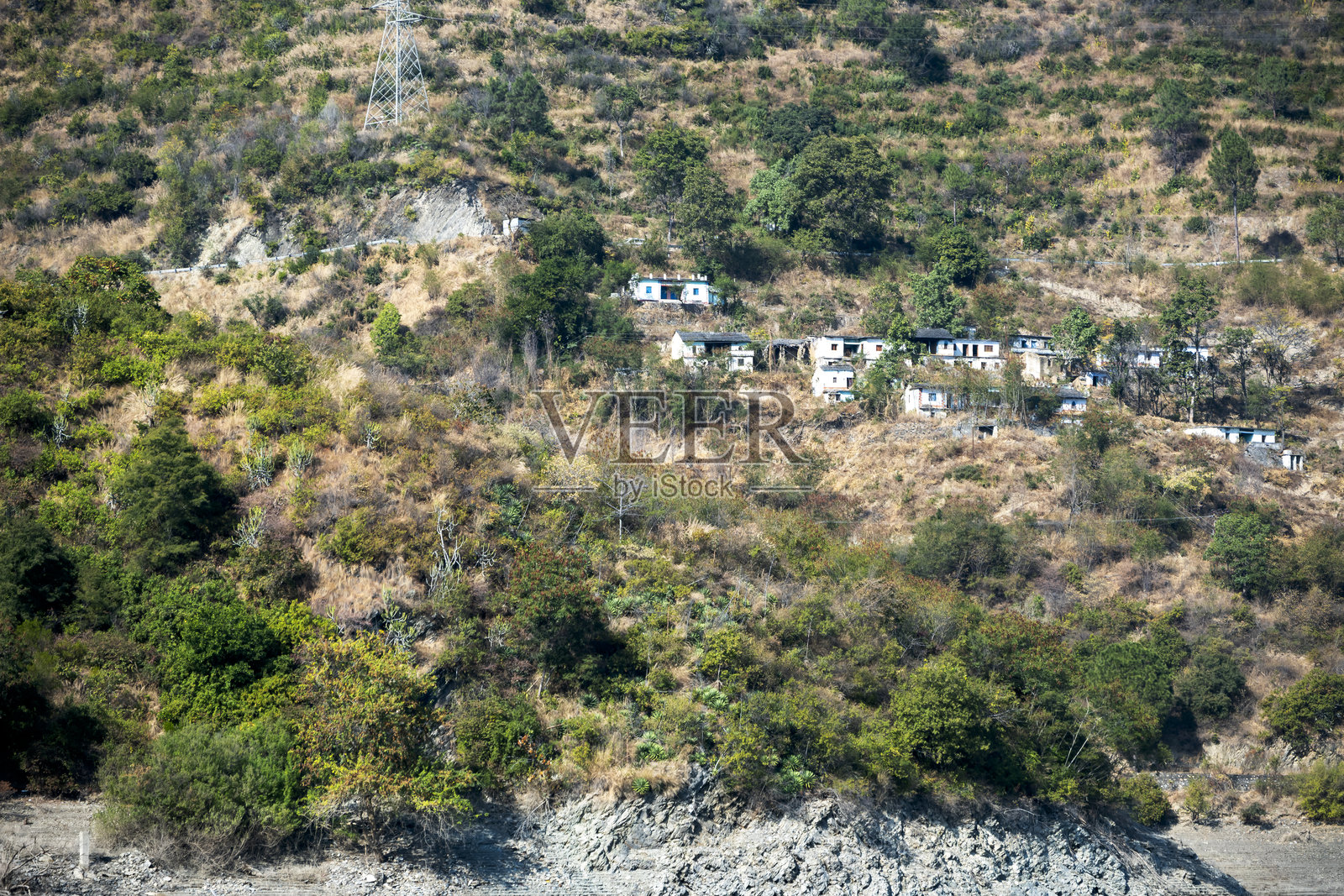 小房子坐落在山中,四周被郁郁葱葱的植被环绕。这个田园诗般的环境为居民和游客提供了一个舒适的氛围。照片摄影图片