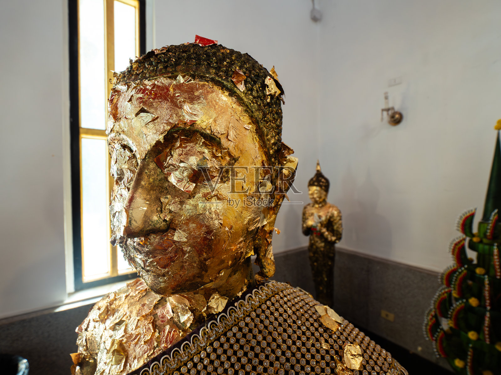 泰国寺庙中的镀金佛像照片摄影图片