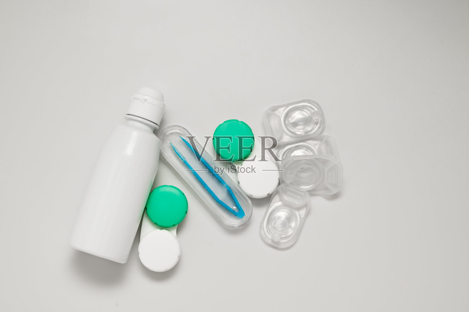 基本隐形眼镜护理套件,包含所有维护和卫生所需的重要配件照片摄影图片