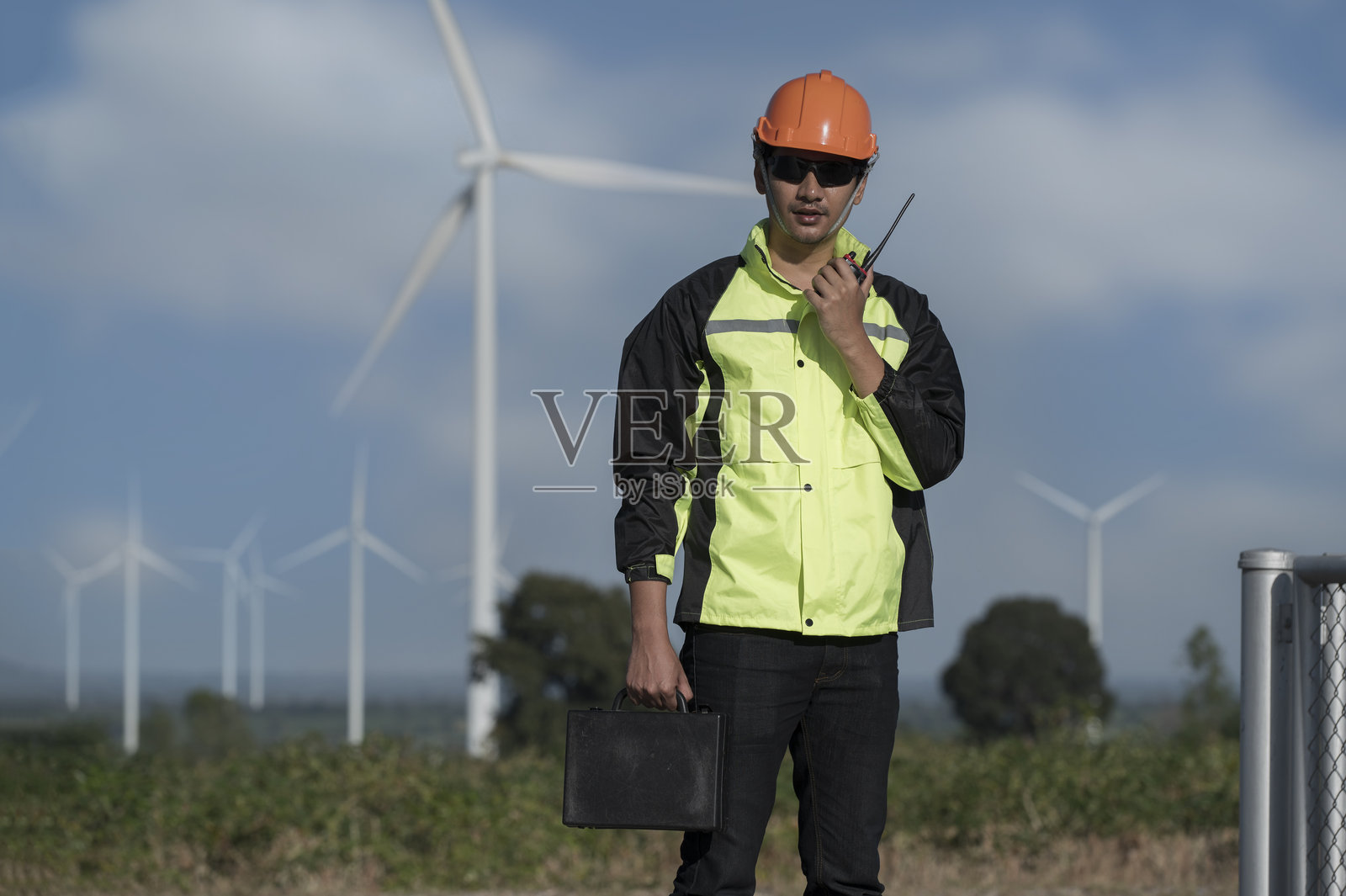 工程师监督风电场运营照片摄影图片
