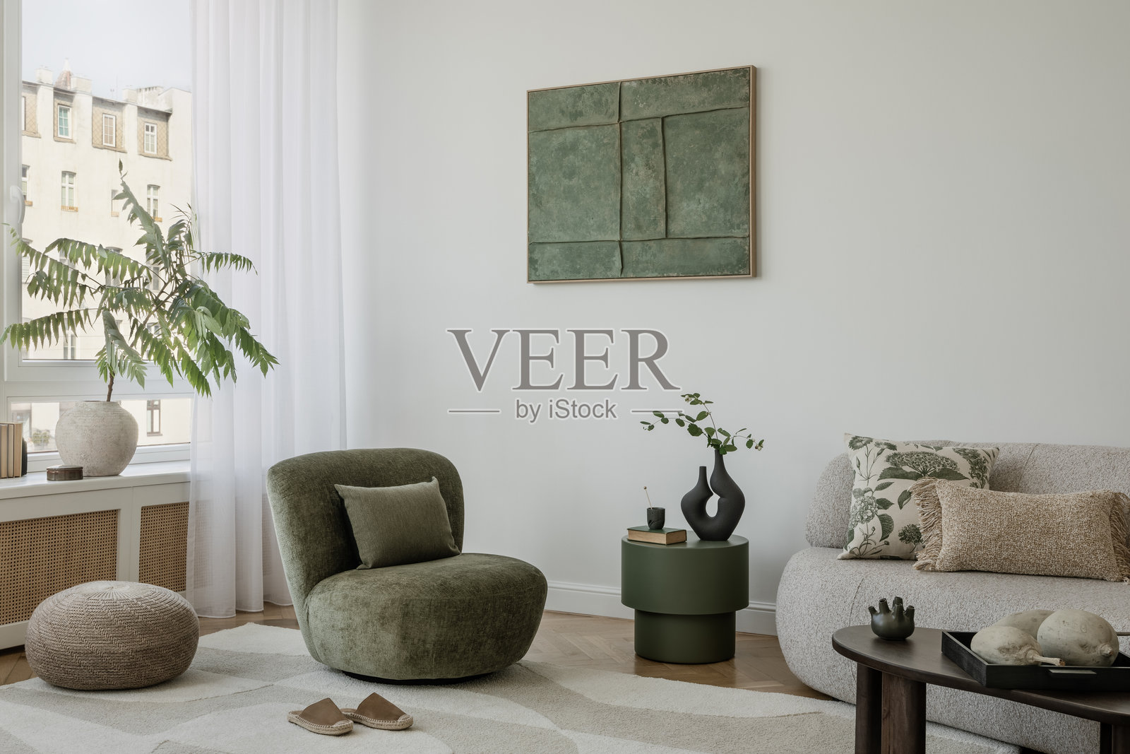 时尚的客厅,采用大地色调,配有郁郁葱葱的植物和现代家具,营造出宁静而别致的氛围。家居装饰。照片摄影图片