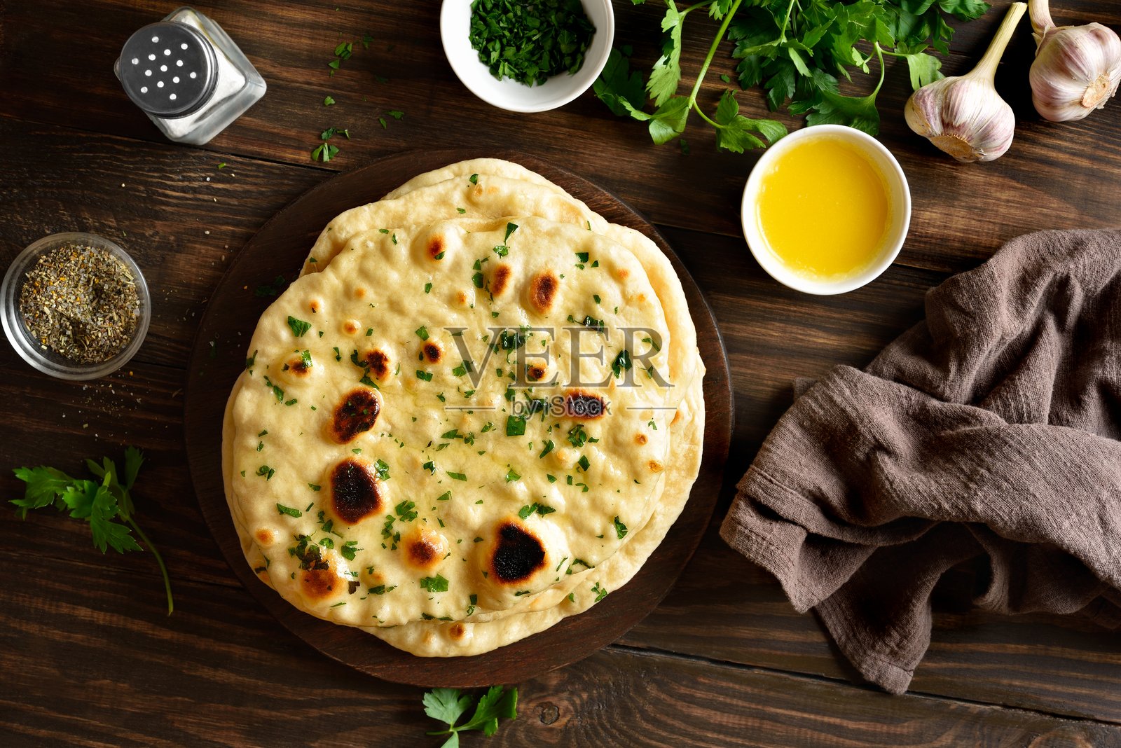 自制印度蒜蓉黄油 naan 面包照片摄影图片