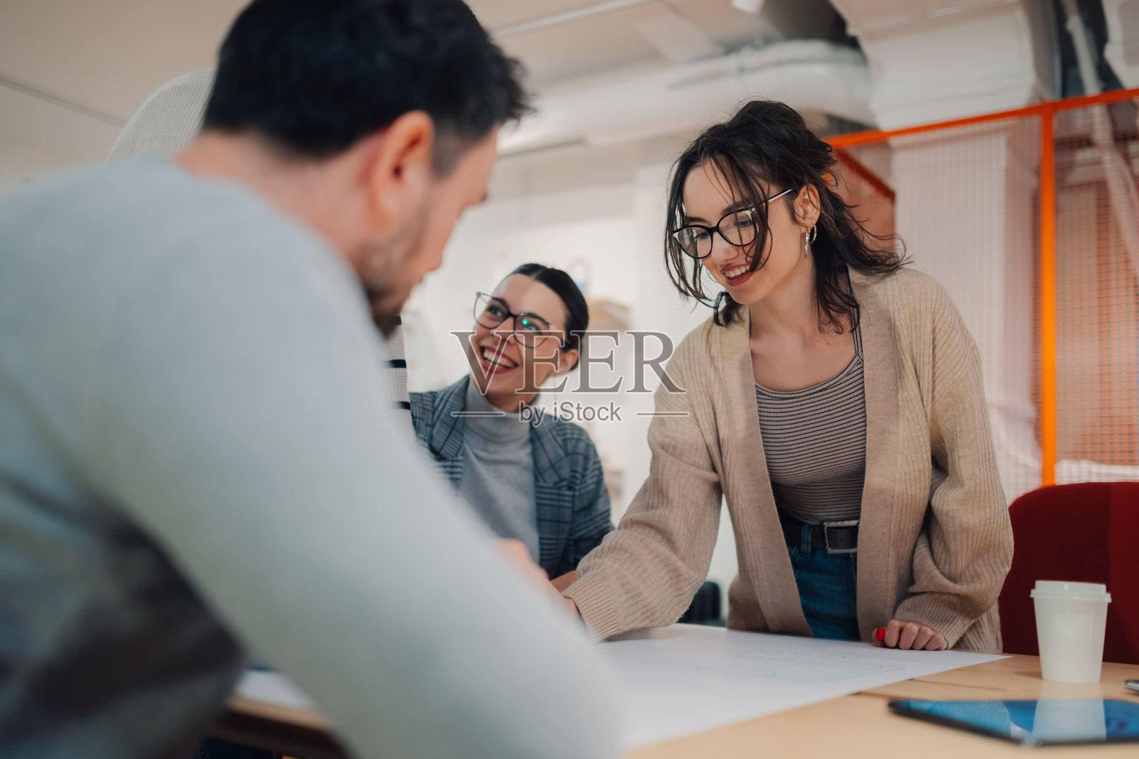 一群年轻企业家在现代办公室里合作工作照片摄影图片