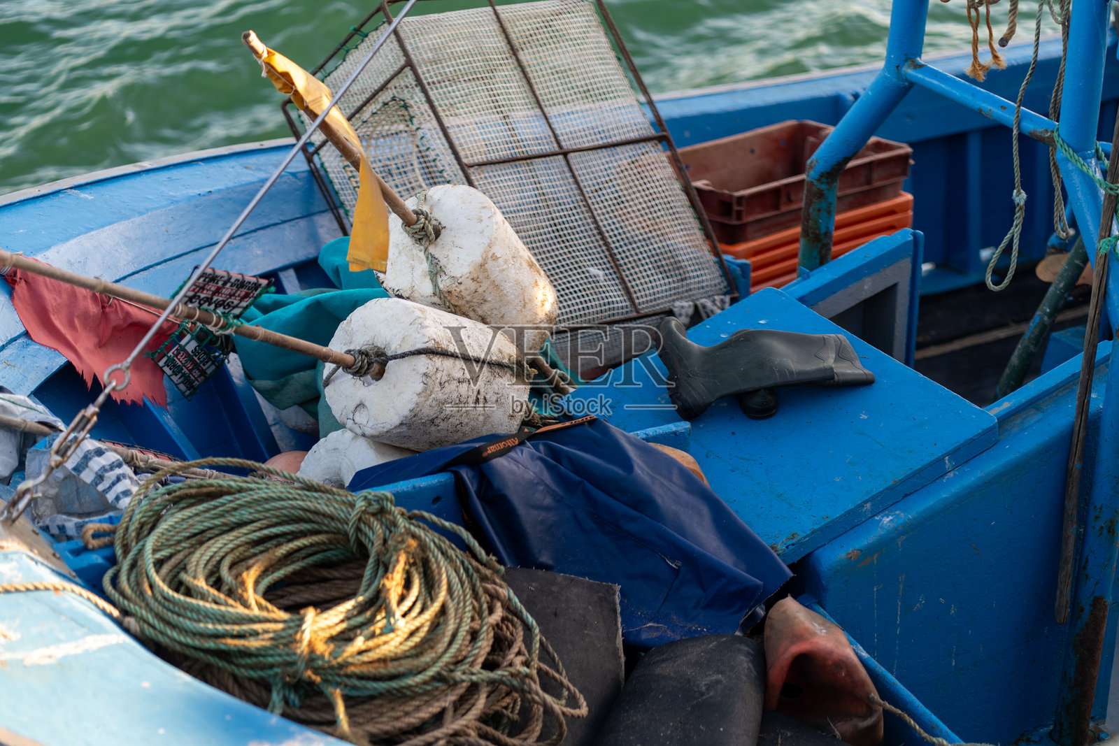 阳光明媚的日子里,五彩斑斓的渔船内部装满了装备和器材照片摄影图片