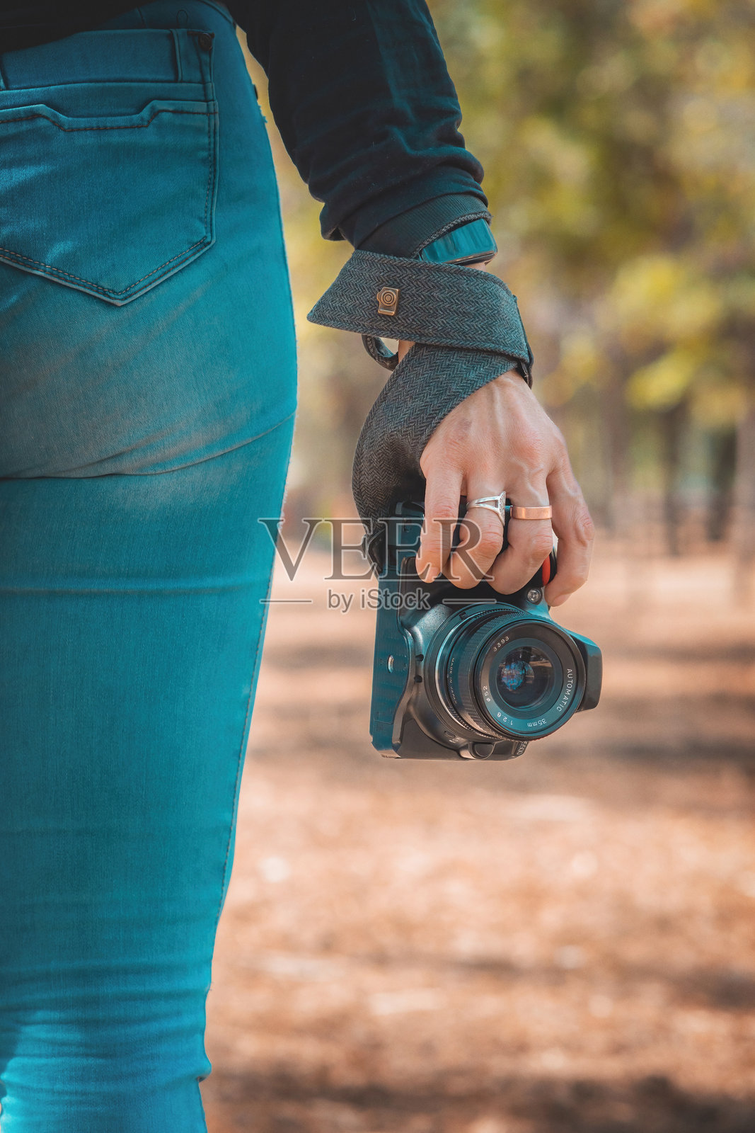 女性摄影师手持专业相机,世界摄影日概念,留白空间照片摄影图片