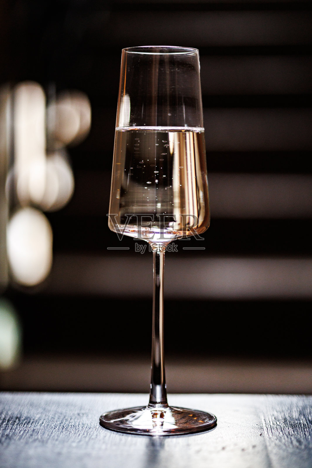高脚香槟杯中的闪耀优雅照片摄影图片