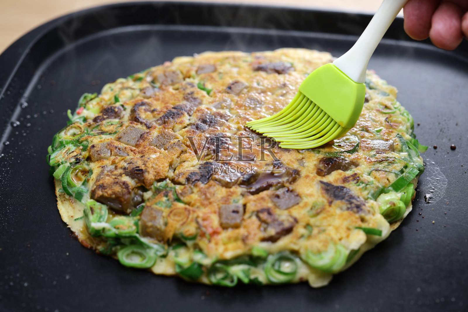 大阪特产,葱烧寿司卷,食谱4,刷上酱油照片摄影图片