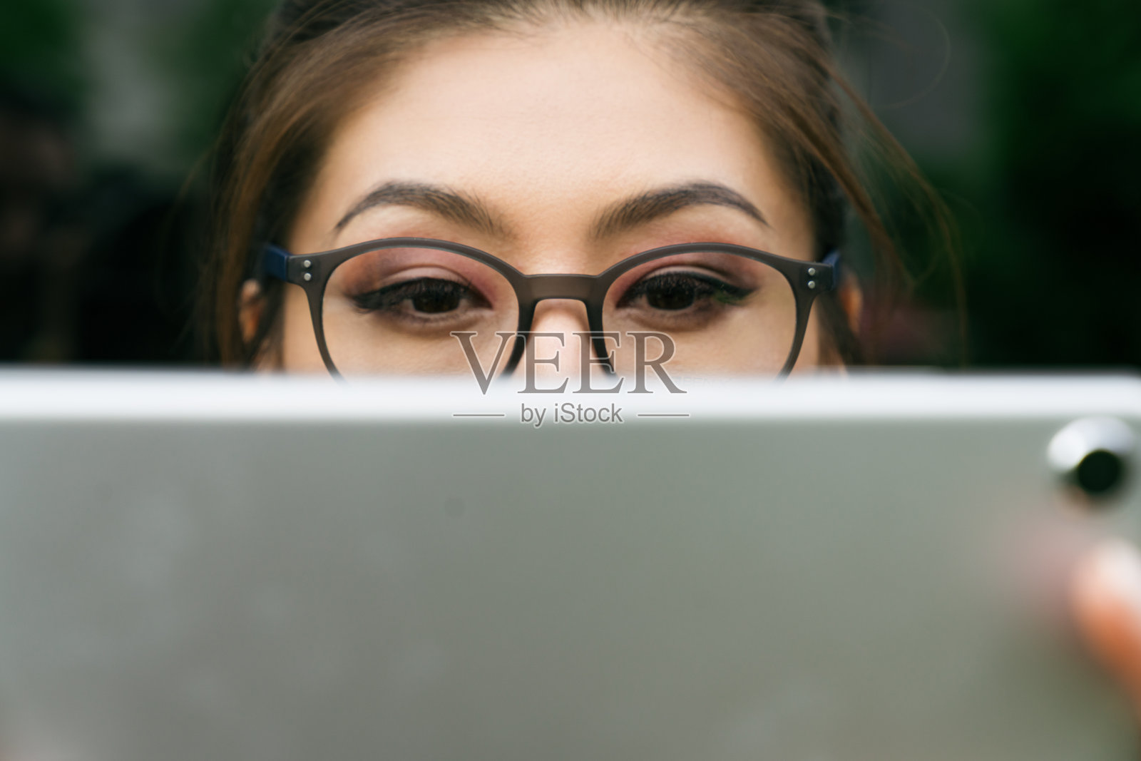 亚洲女性企业主使用数字平板电脑的肖像照片摄影图片