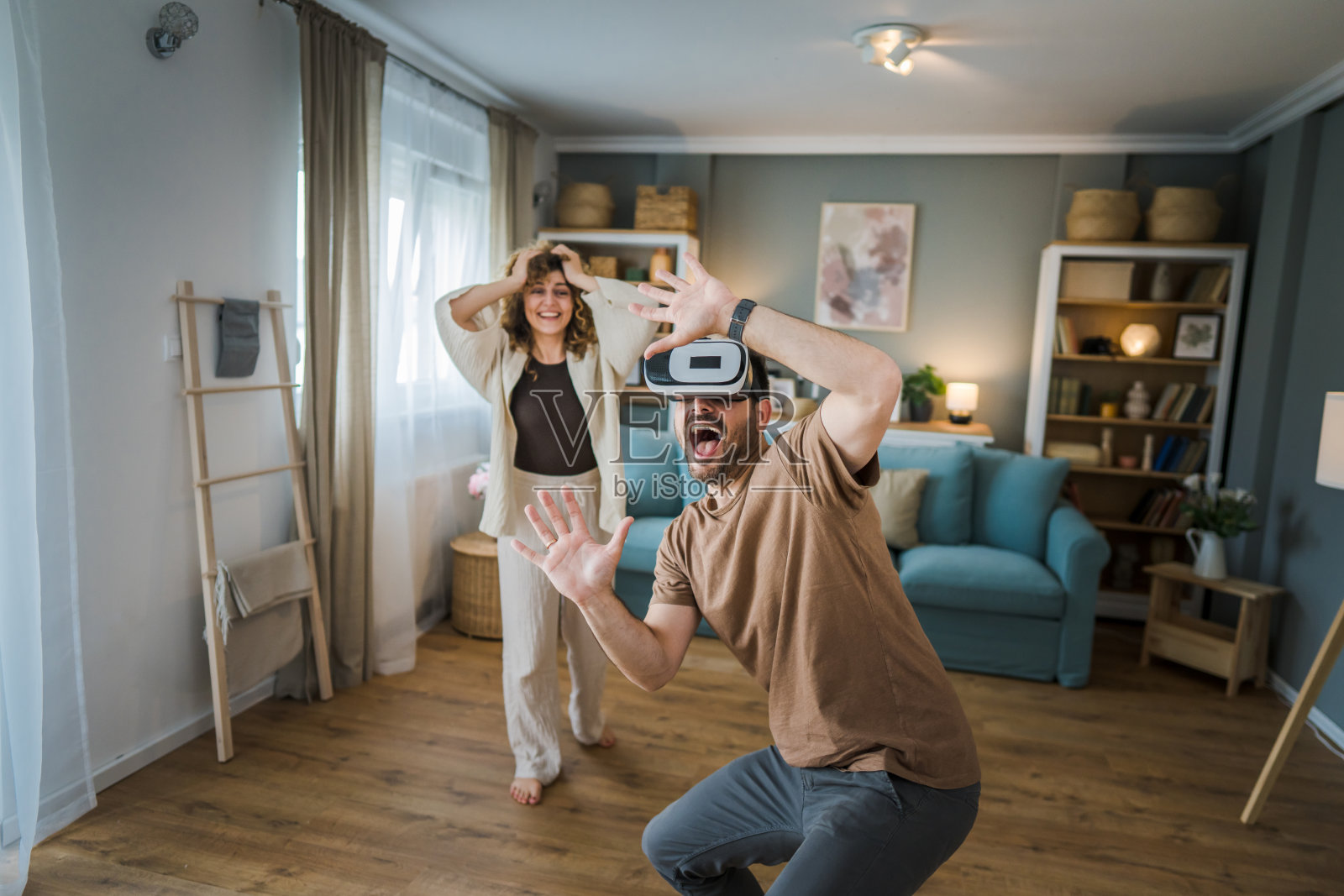成熟男性与妻子在家中享受虚拟现实VR头盔照片摄影图片