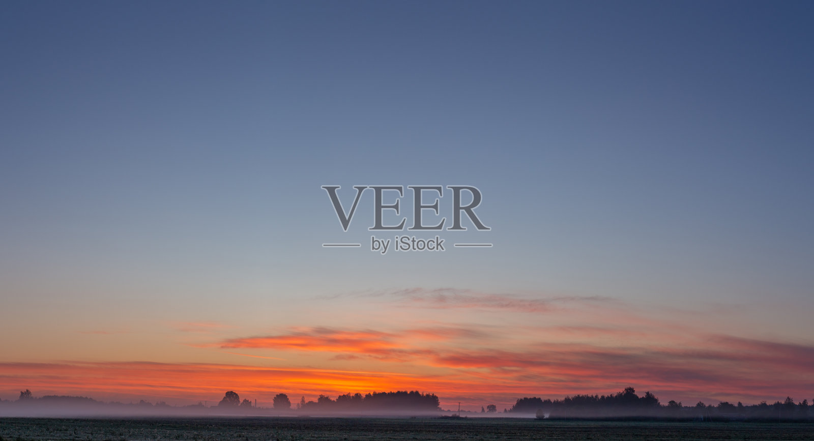 夏季多彩的黎明,清晨的橙色天空照片摄影图片