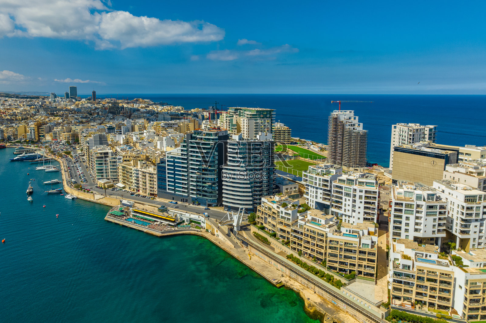 马耳他岛斯利马市的无人机日景,海岸公路,海滨,建筑。照片摄影图片