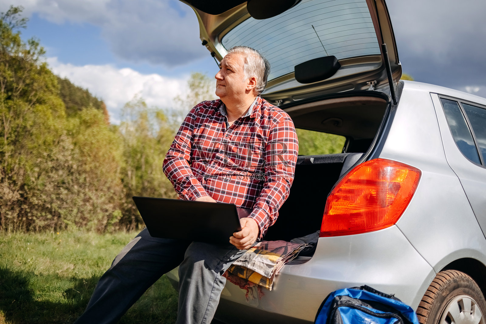 科学家在山上检查自然环境中的污染,坐在车辆后面思考从哪里开始。照片摄影图片