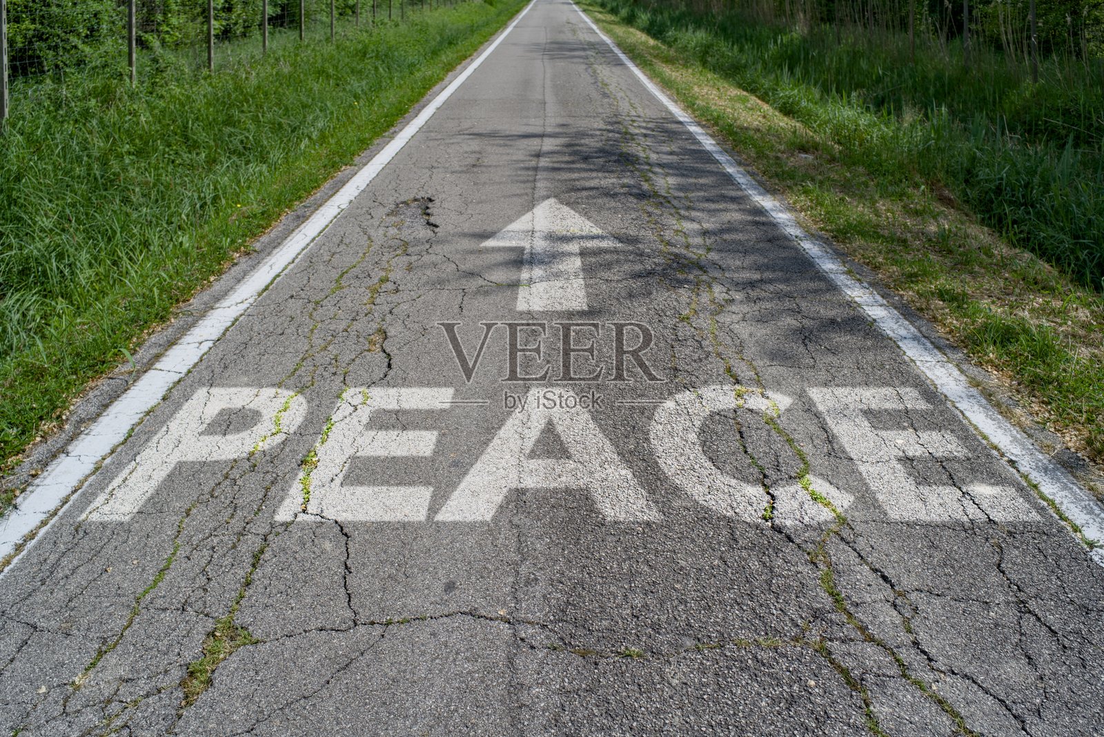 沥青路面上带有箭头的PACE文字的笔直道路照片摄影图片