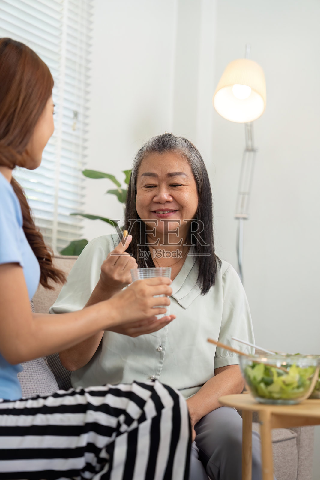 营养与亲密。母女在温馨的环境中一起享受健康食品。照片摄影图片