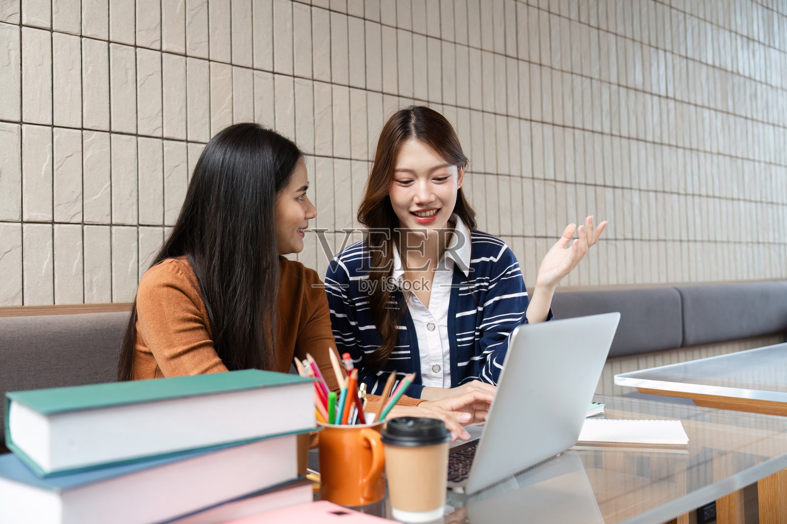 学习会议与合作。两名学生在合作完成作业,同时进行热烈讨论。照片摄影图片