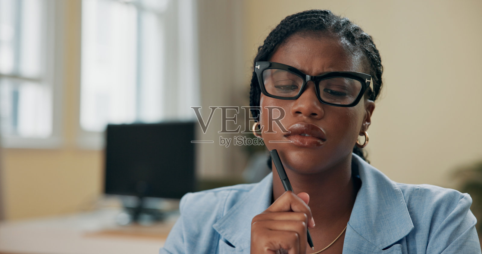 商务、思考中的黑人女性在办公室,进行文章审查的规划和决策。非洲人、员工和杂志编辑在工作场所,面对布局和选择的问题解决,带着疑虑。照片摄影图片