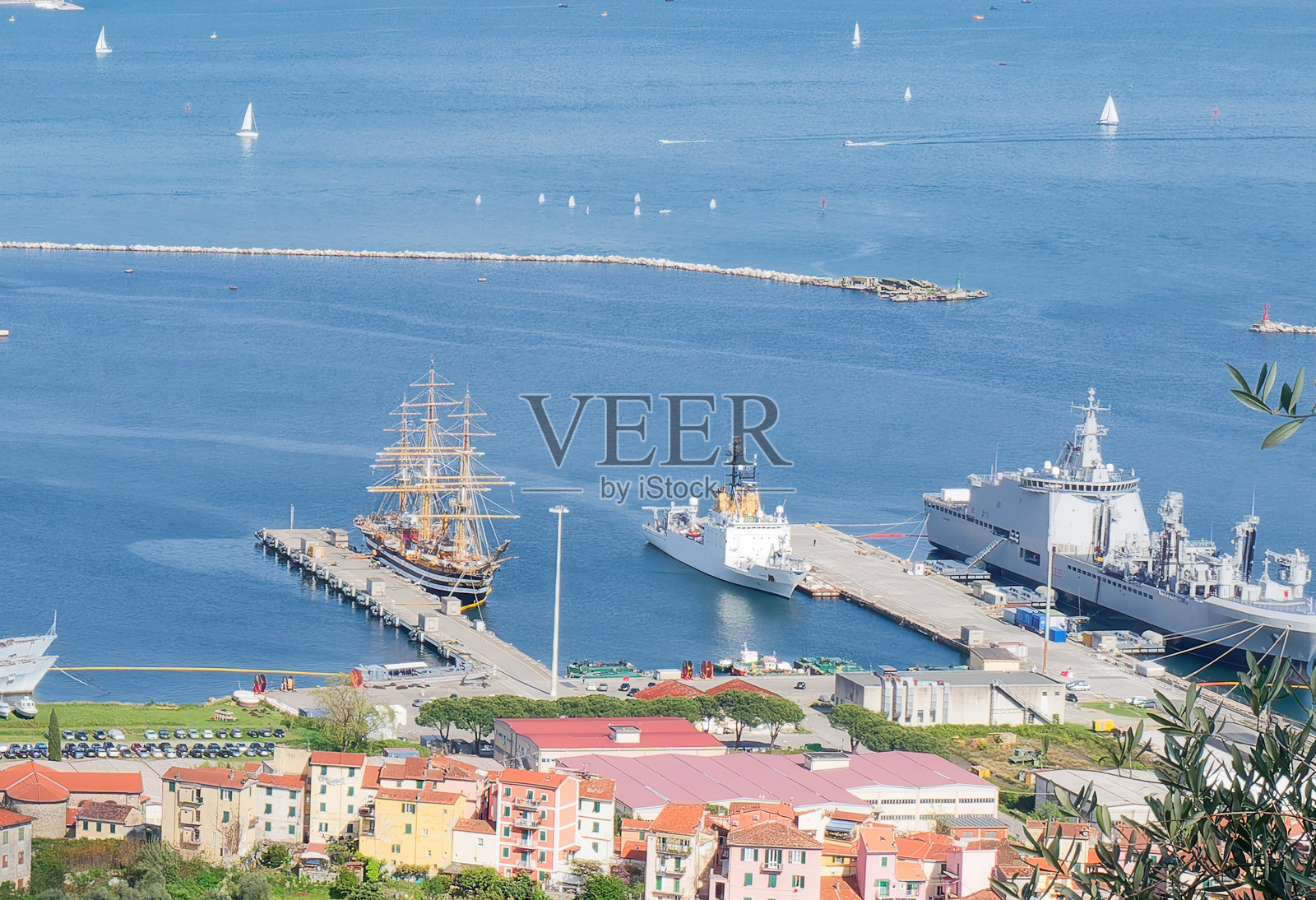 从山上俯瞰拉斯佩齐亚的鸟瞰图照片摄影图片