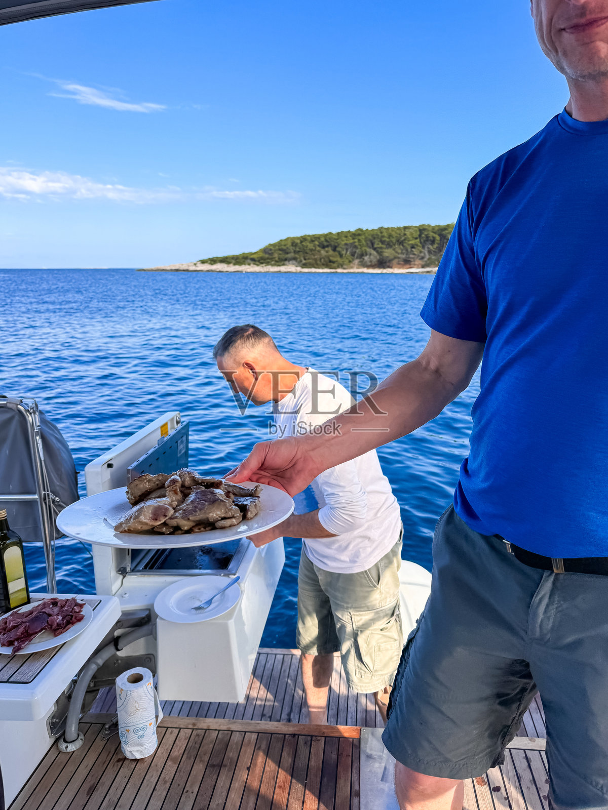帆船上的船员正在准备晚餐照片摄影图片