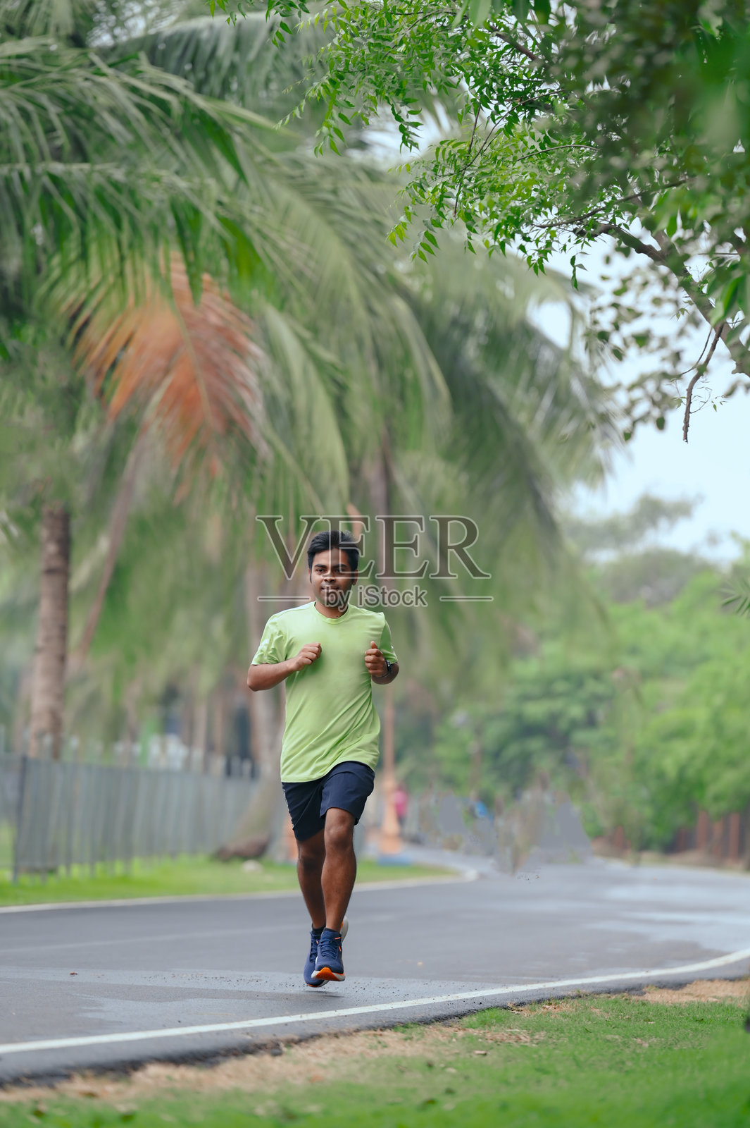 独自跑者在宁静的自然小径上训练照片摄影图片