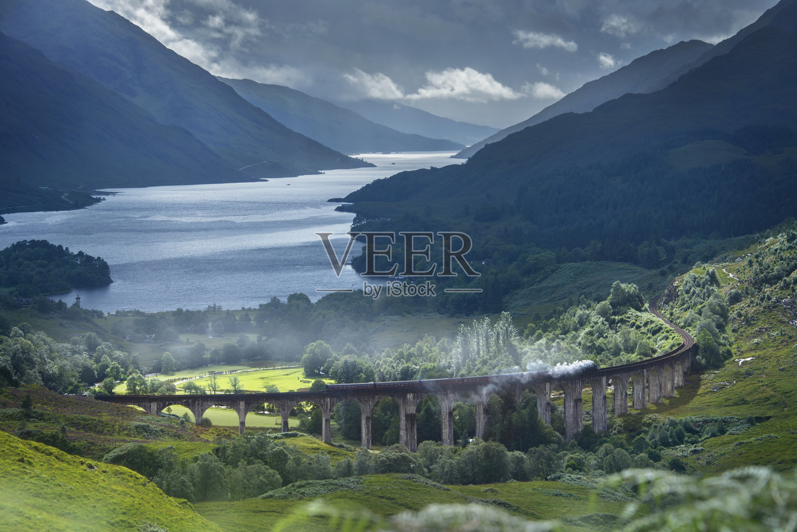 格伦芬南高架桥在苏格兰高地 – 夏日阳光下的历史铁路桥照片摄影图片