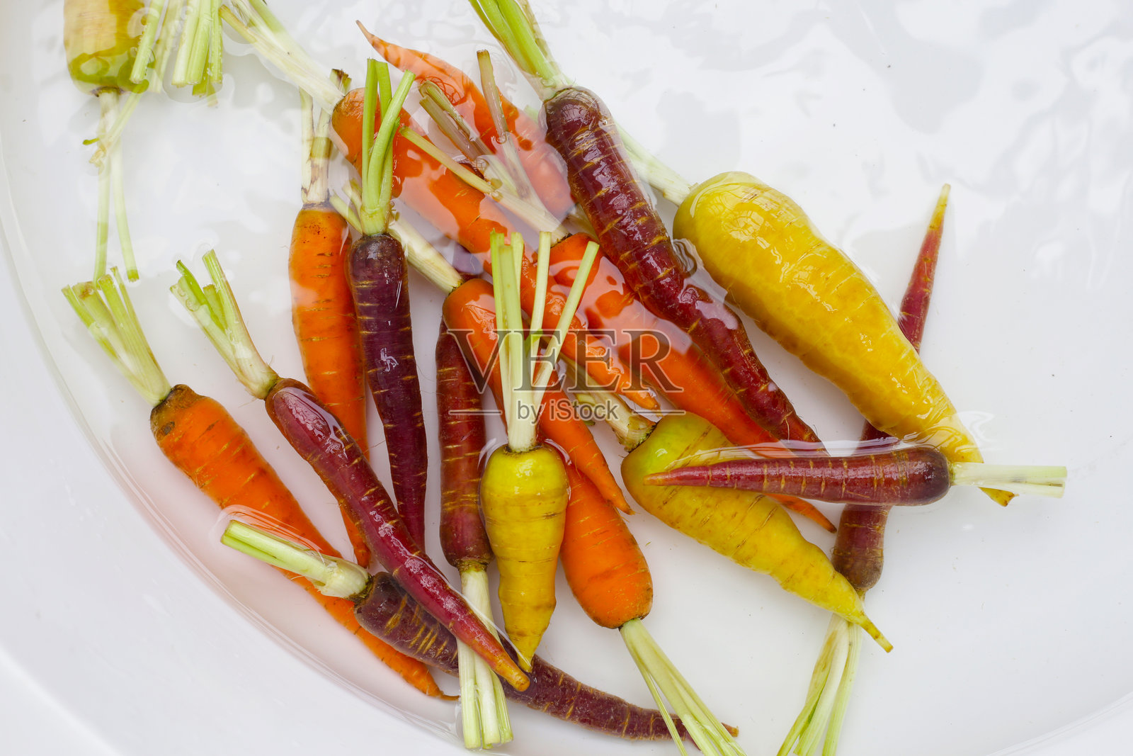 在水中清洗胡萝卜,新鲜的胡萝卜照片摄影图片