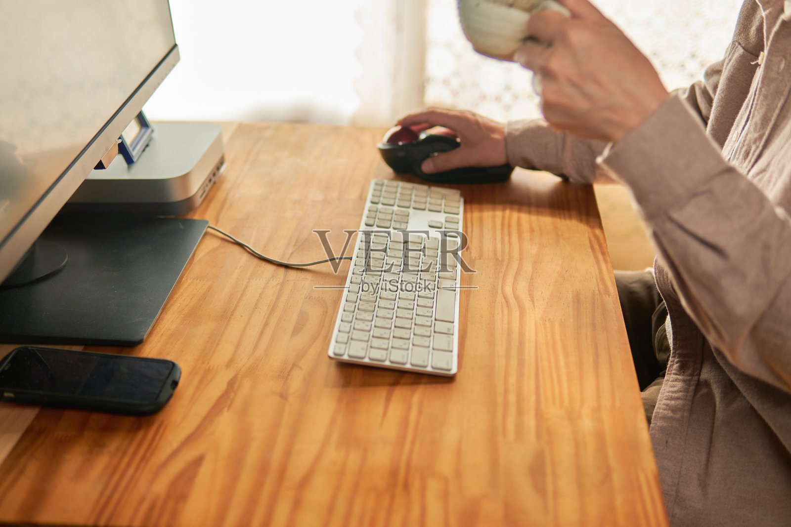 在家工作的男人与电脑一起工作照片摄影图片