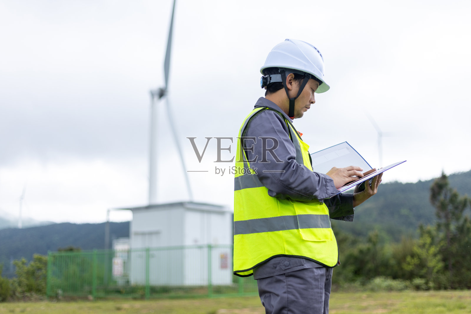 穿着安全夹克和安全帽的电气工程师照片摄影图片