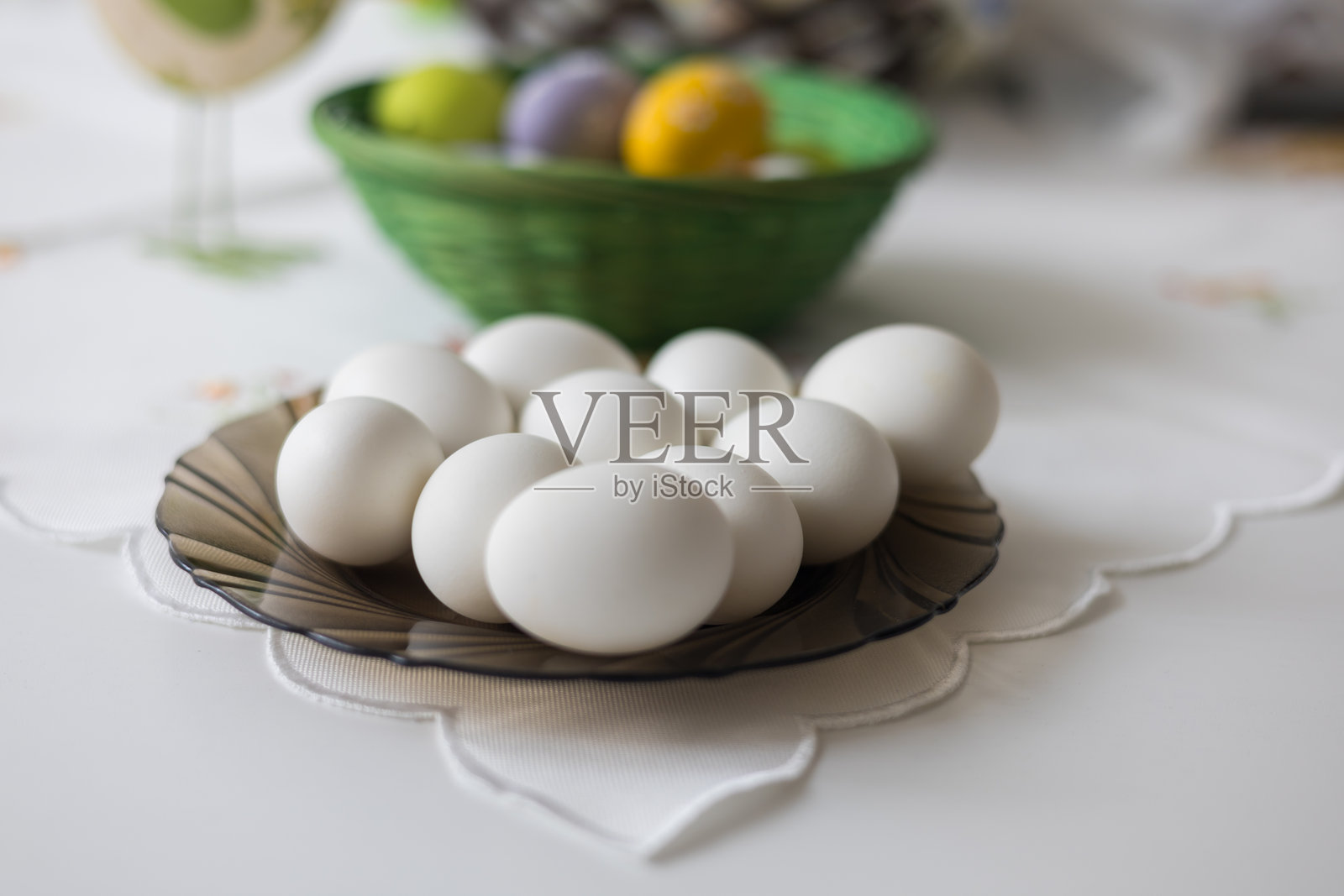 复活节装饰。桌上的复活节装饰照片摄影图片