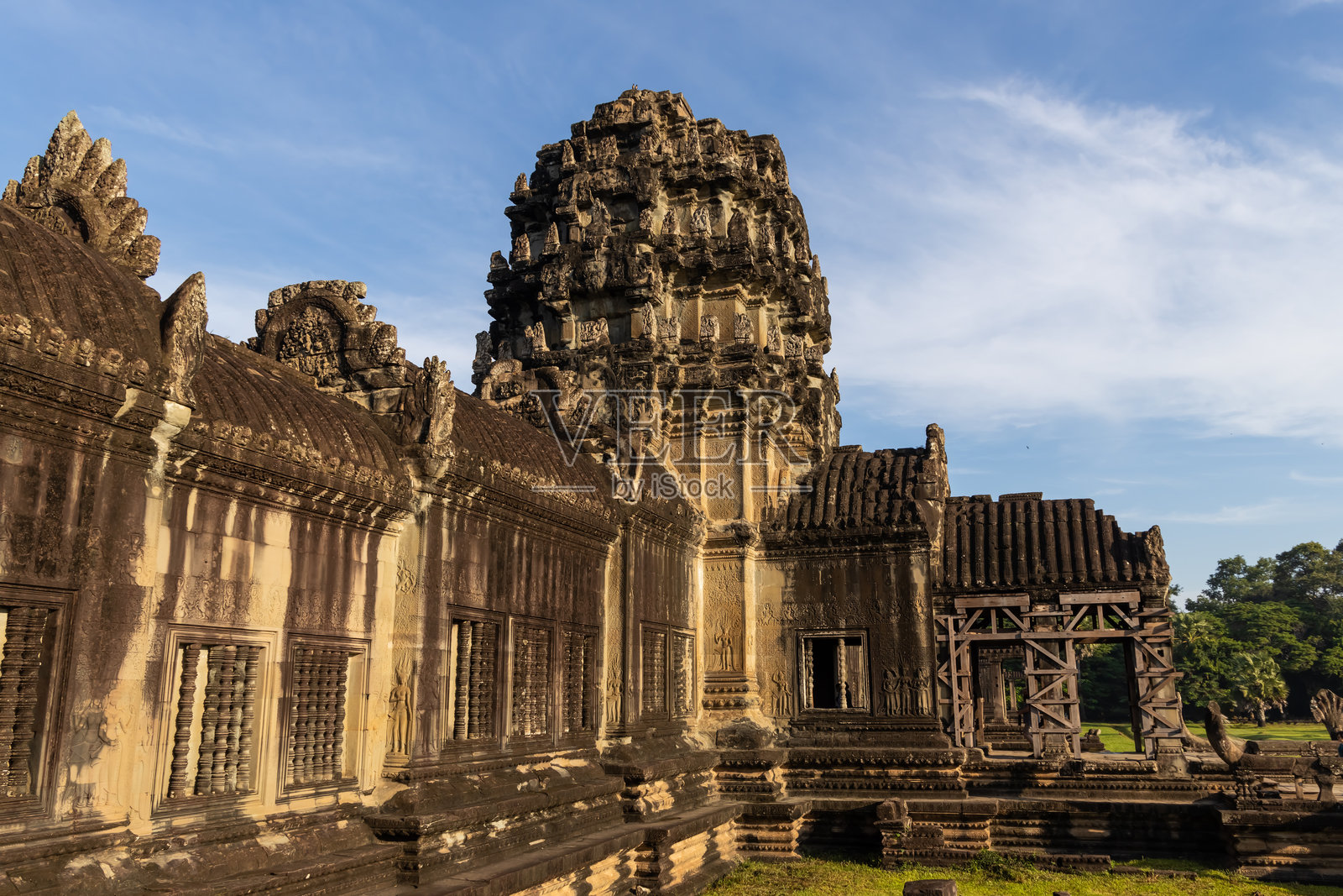 柬埔寨。吴哥窟。历史悠久的寺庙复杂的建筑,装饰华丽的石雕和多层屋顶。照片摄影图片