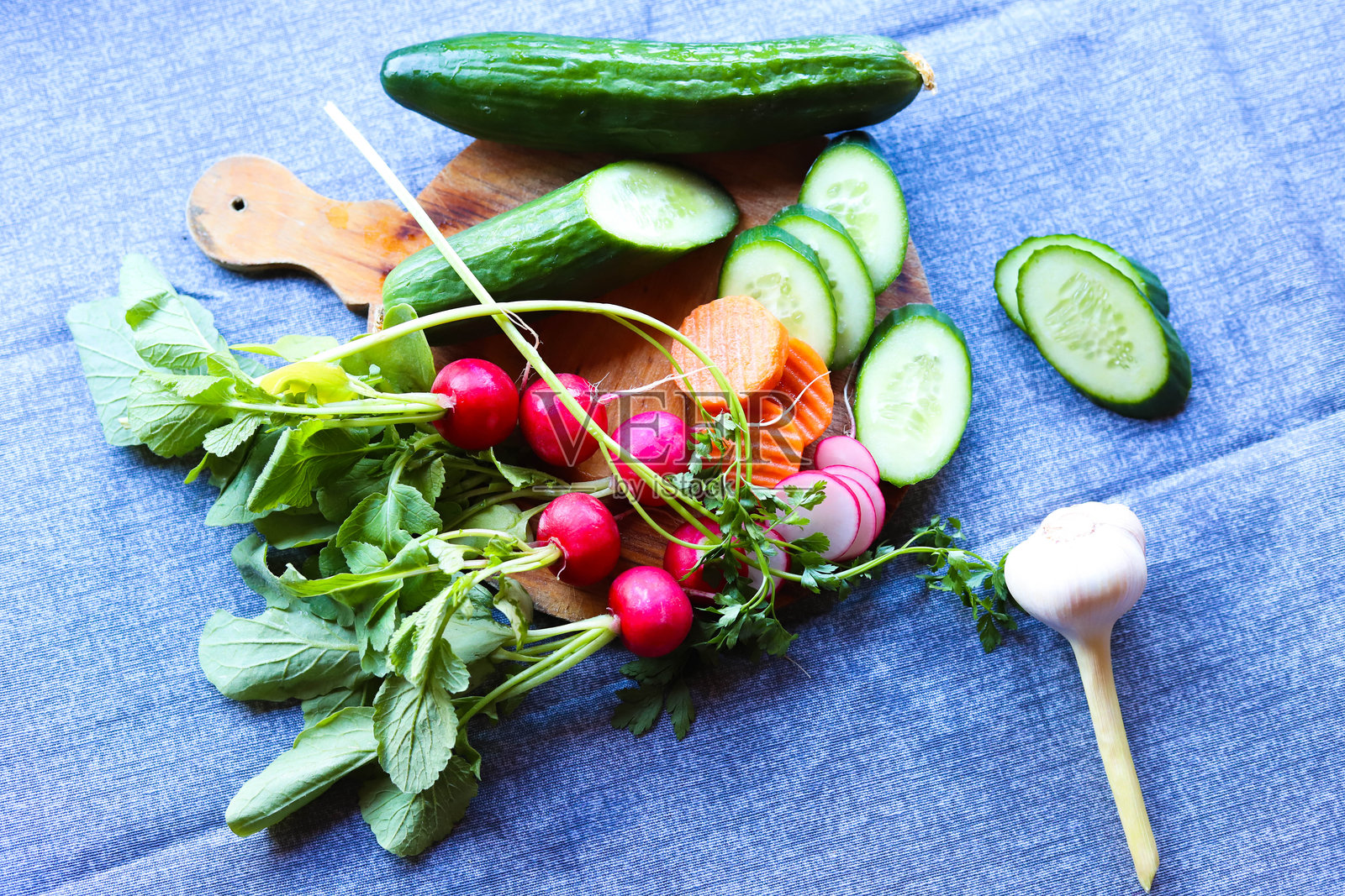 有机春季农产品在乡村风格的桌子上照片摄影图片