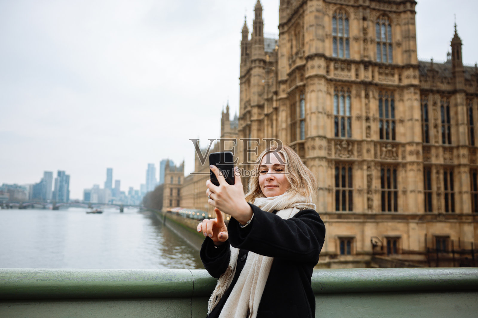 女子在伦敦市的国会大厦前自拍。照片摄影图片
