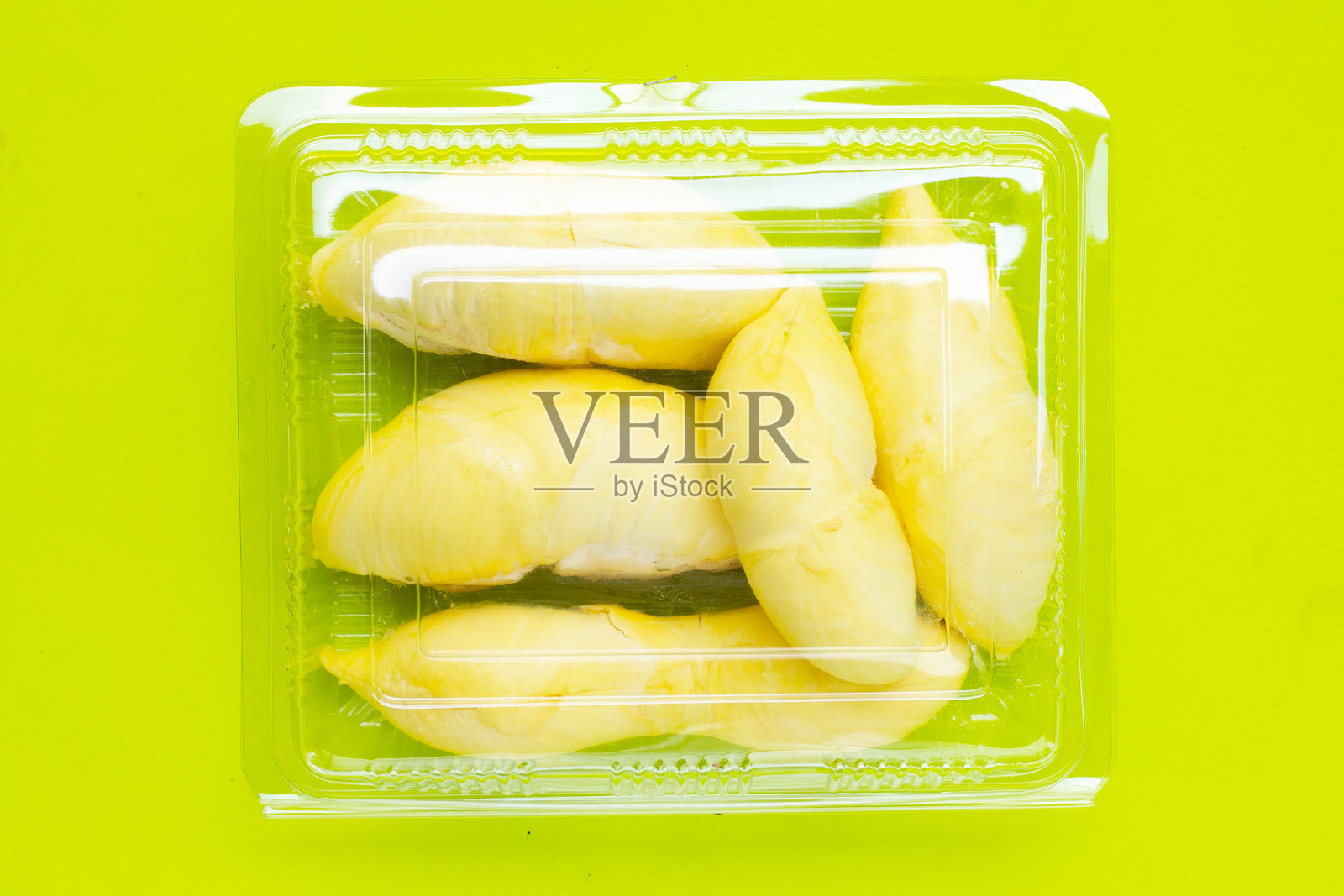 新鲜成熟的榴莲切片放在白色背景上。照片摄影图片