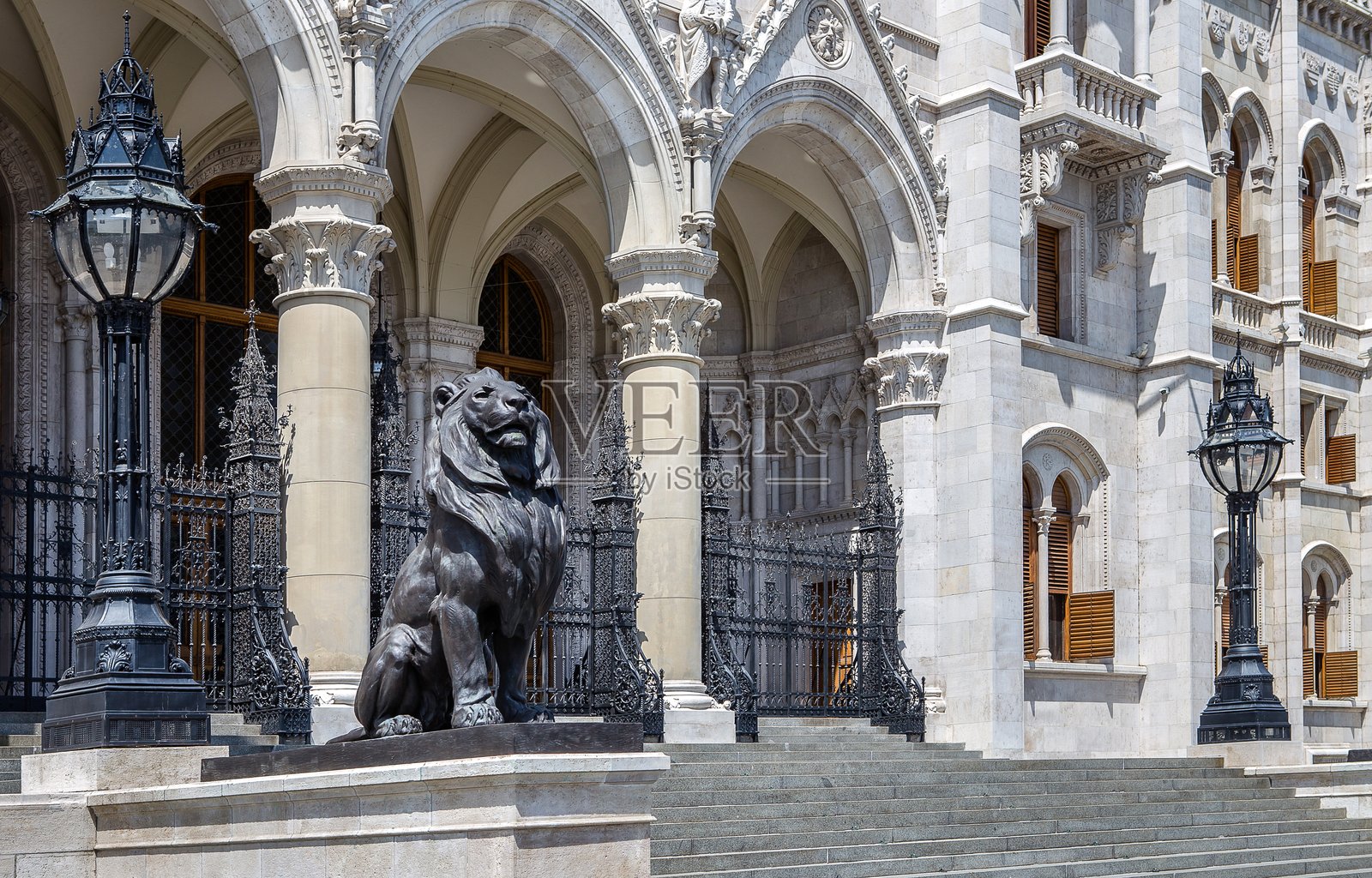 匈牙利国会大厦入口处的狮子雕像照片摄影图片
