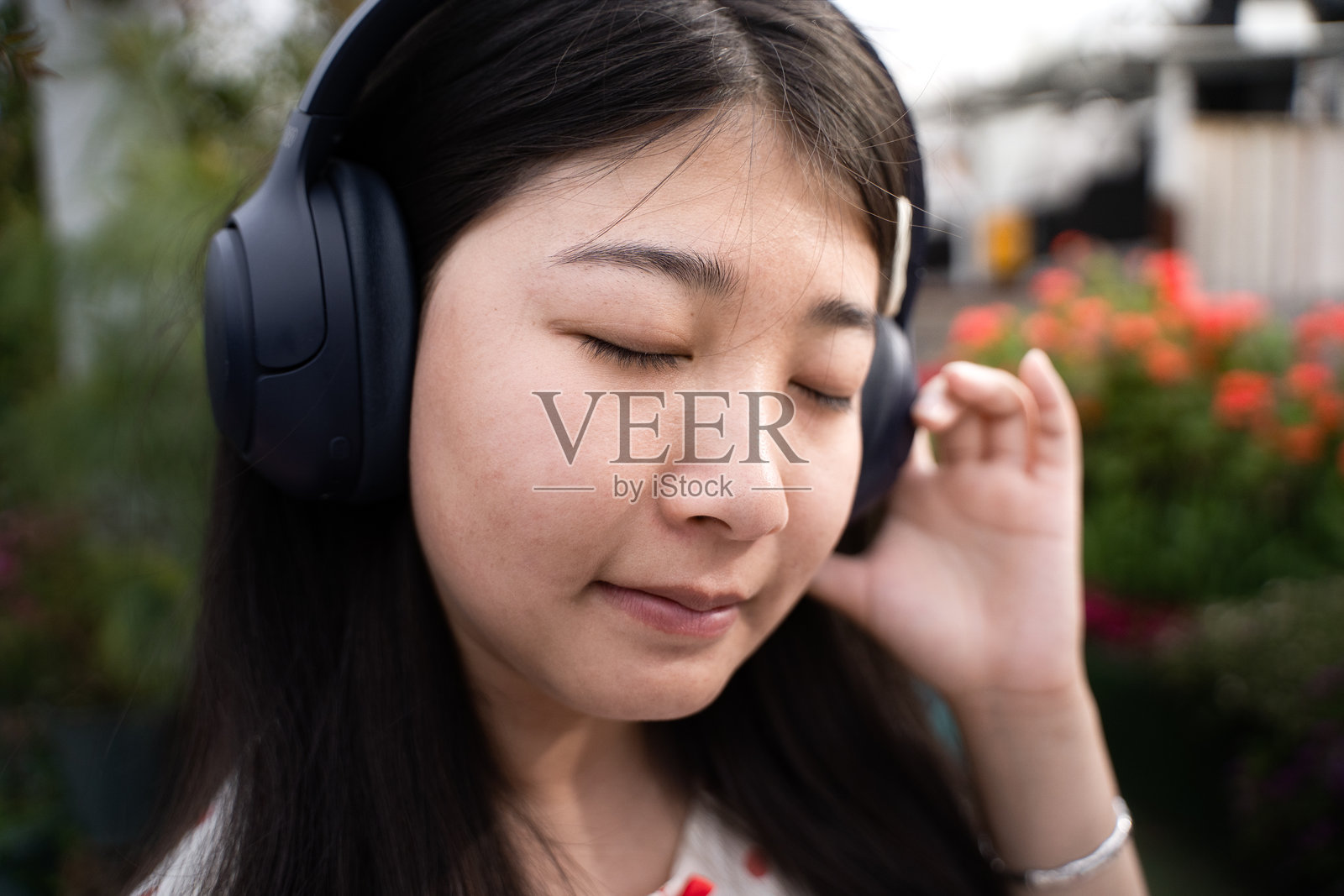 在自然环境中享受音乐照片摄影图片