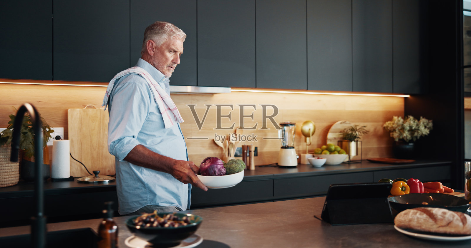 成熟男性,平板电脑与餐食准备,配方教程,晚餐方法或家庭在线指南。学习、指导和厨房中的老年人,使用健康食材、饮食或烹饪步骤。照片摄影图片