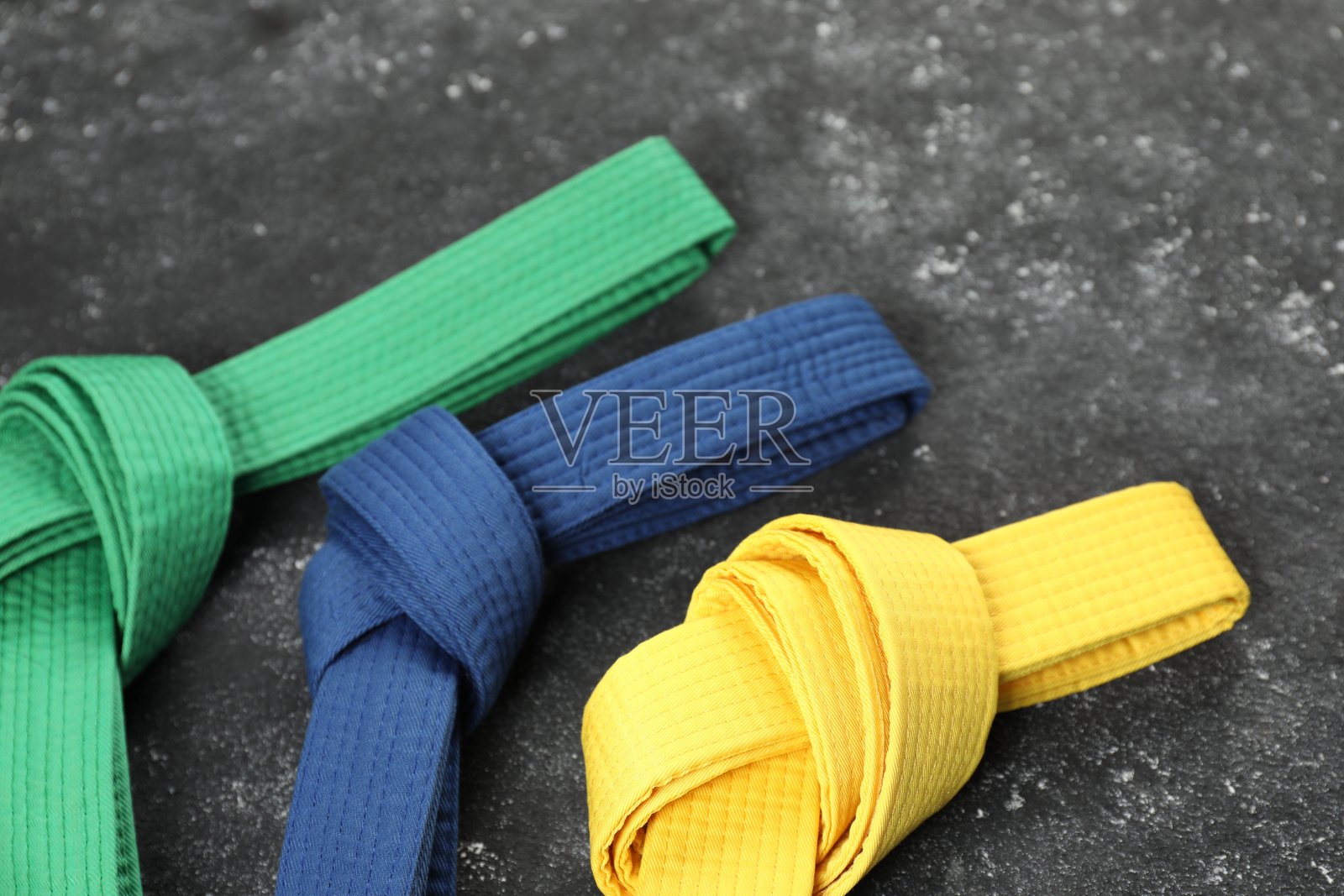 灰色背景上的彩色空手道腰带特写照片摄影图片