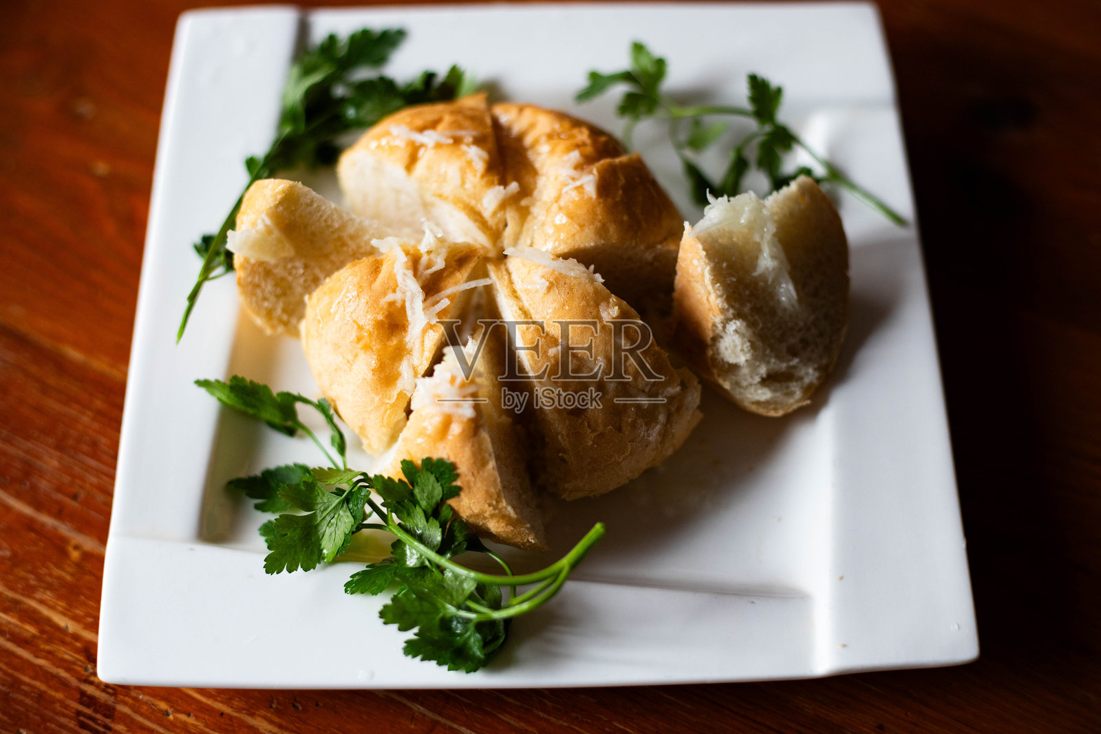 传统大蒜潘普什基软面包配红菜汤照片摄影图片