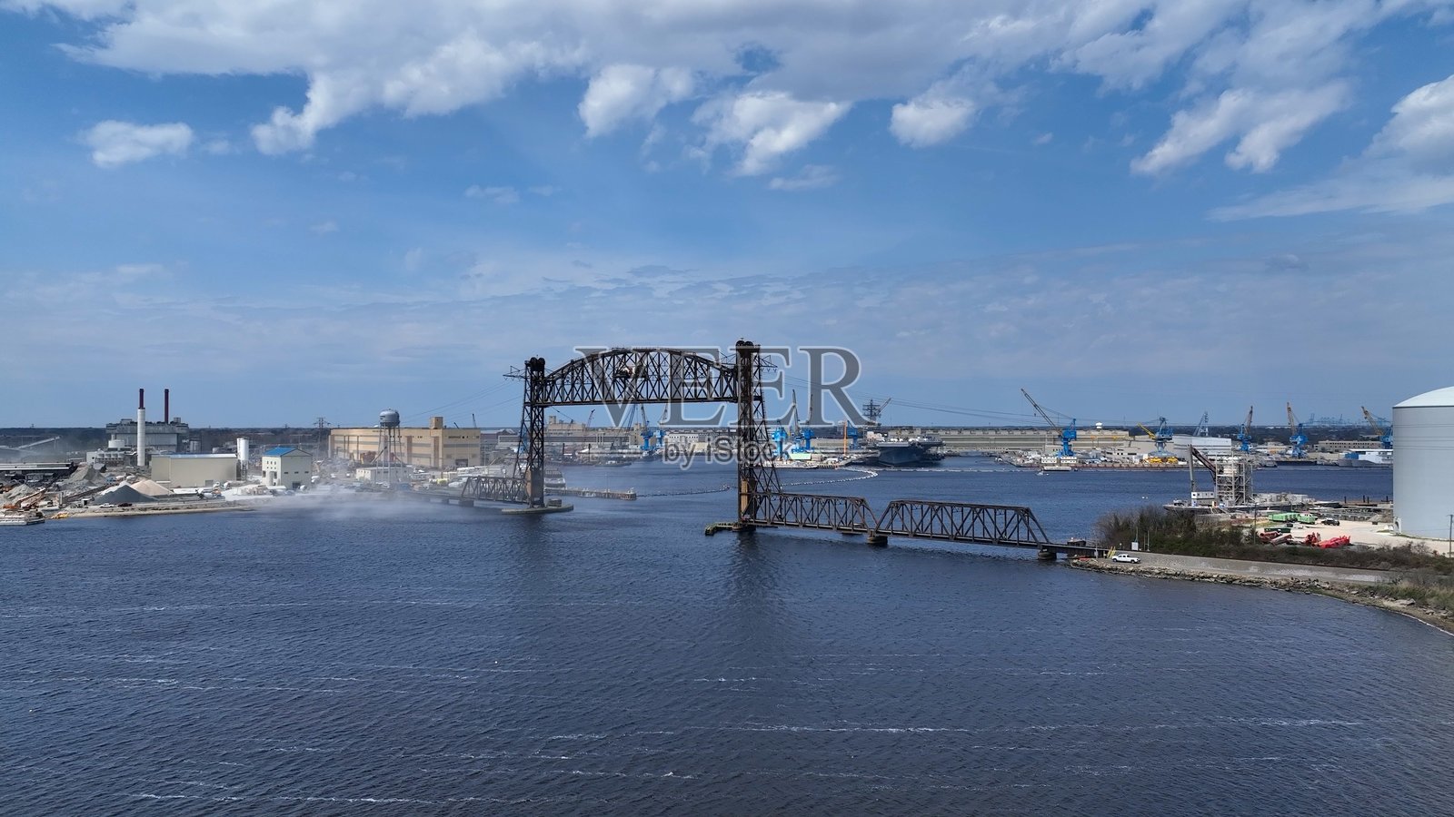 诺福克,弗吉尼亚州的工业船厂和伊丽莎白河上的交通,那里是美国军舰和航空母舰进行维修的地方。照片摄影图片