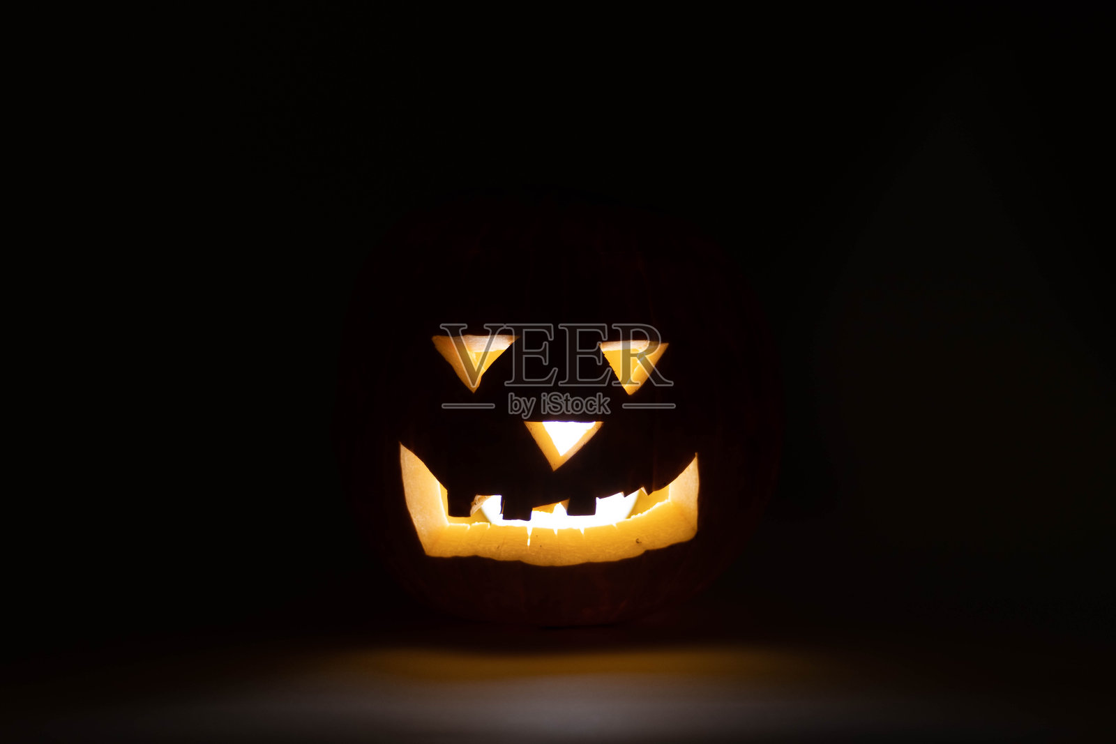 一个背光的万圣节南瓜背景照片摄影图片