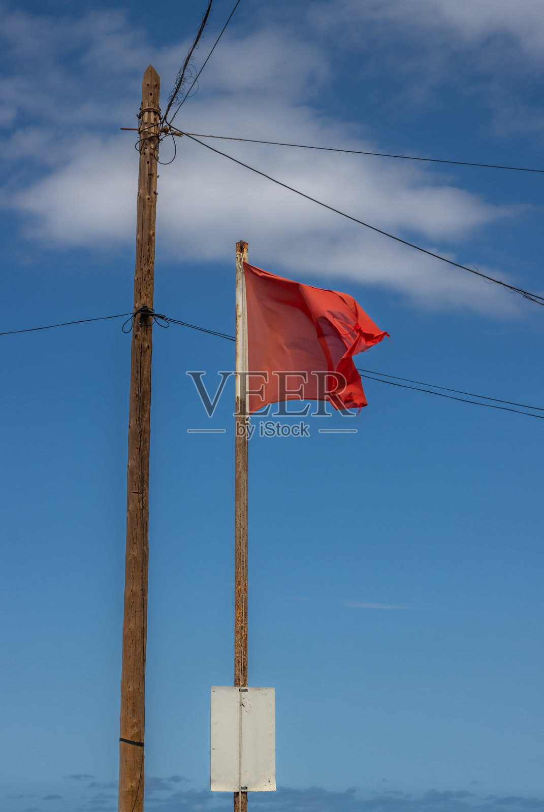 西班牙大加那利岛海滩上的红旗照片摄影图片