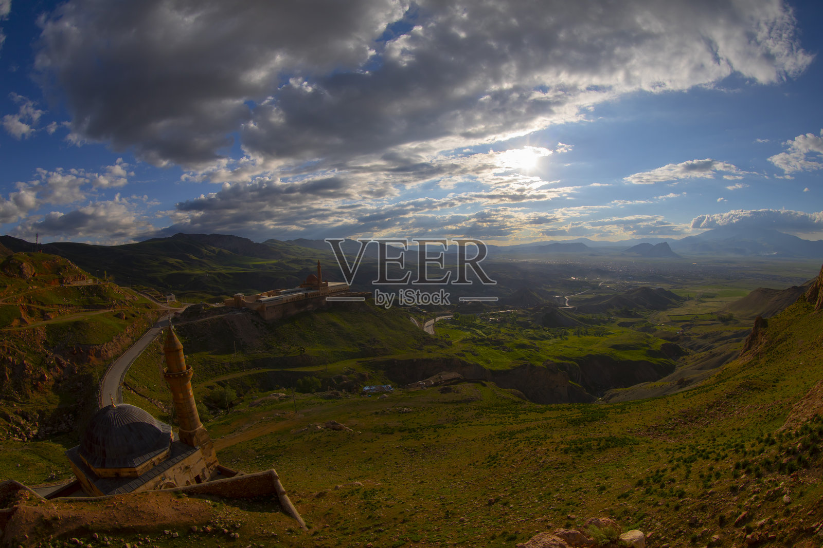 伊沙克帕夏宫是位于阿尔季省多古巴亚兹特区的一座宫殿。照片摄影图片