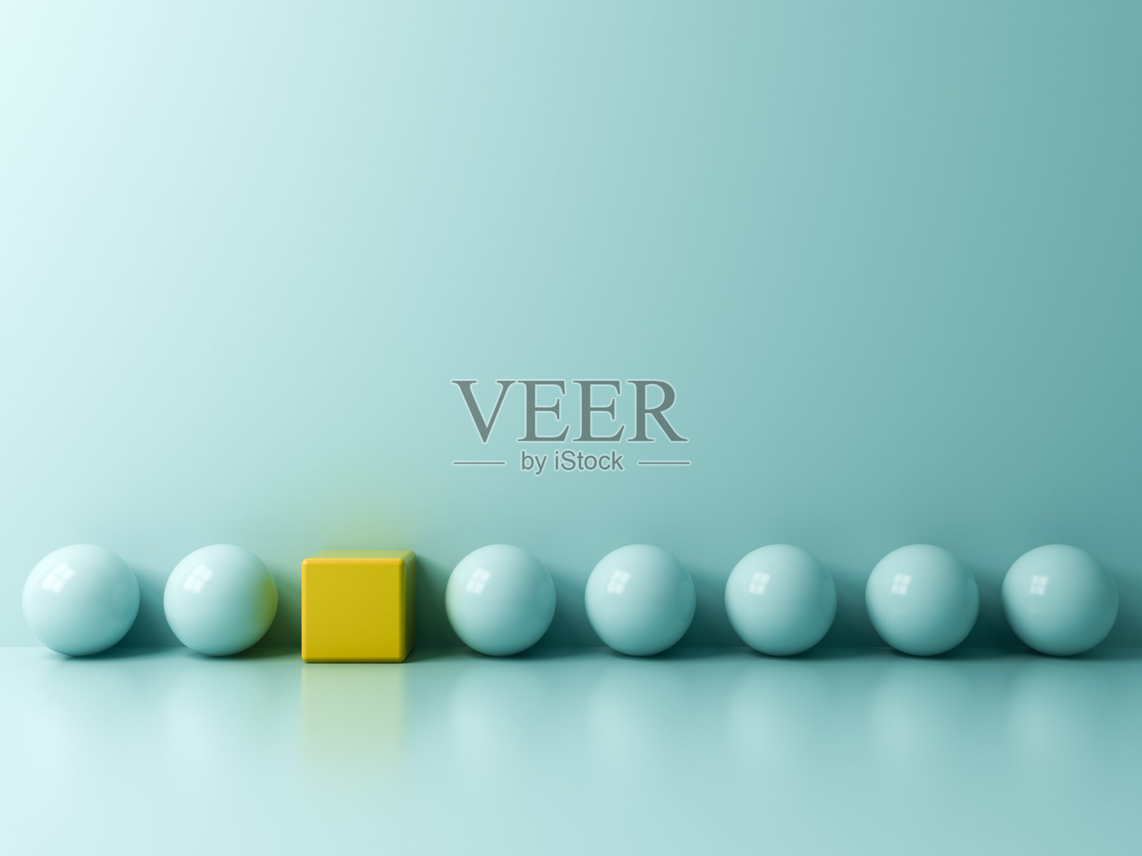 在淡蓝绿色的背景上,一个黄色立方体方块与其他淡蓝色球体形成对比,背景中有窗户的反射和阴影,3D渲染效果。照片摄影图片