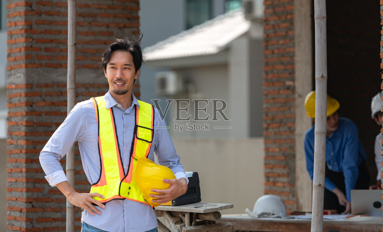 工程师们共同评估住宅建筑工地进展的肖像照片摄影图片