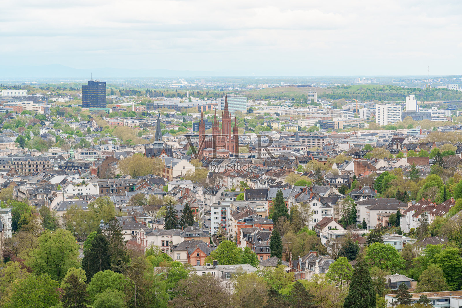 德国威斯巴登的城市景观,中央有一座大型红色的市场教堂。照片摄影图片