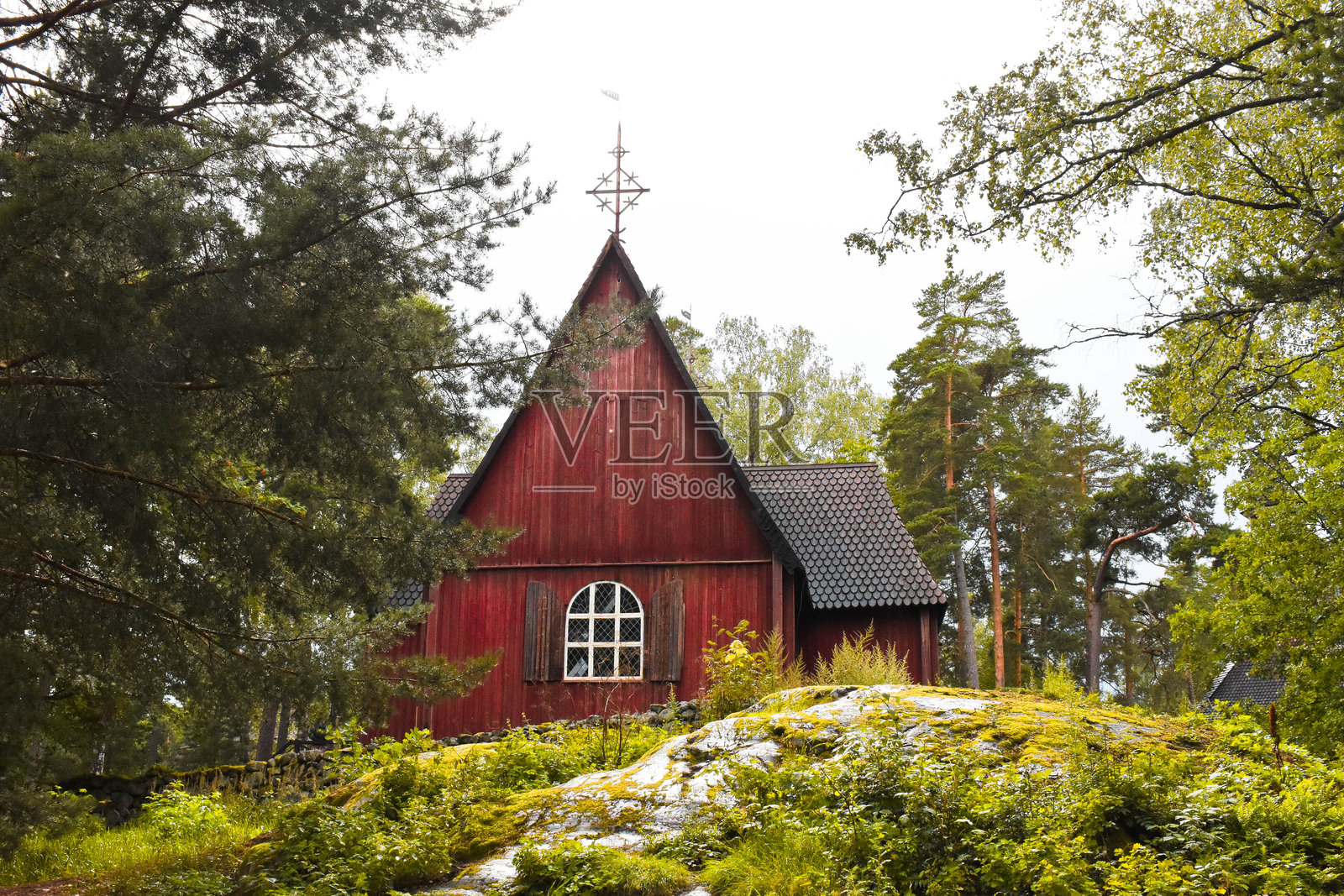 芬兰森林中的一座隐秘红色教堂照片摄影图片