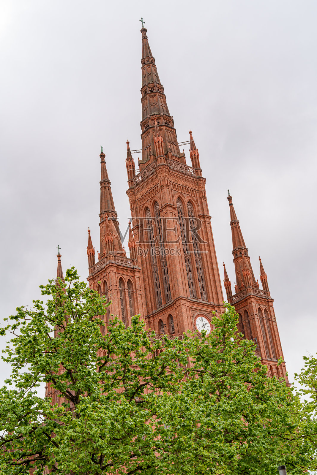 德国威斯巴登市场教堂的高红砖塔楼,顶部有一个十字架照片摄影图片