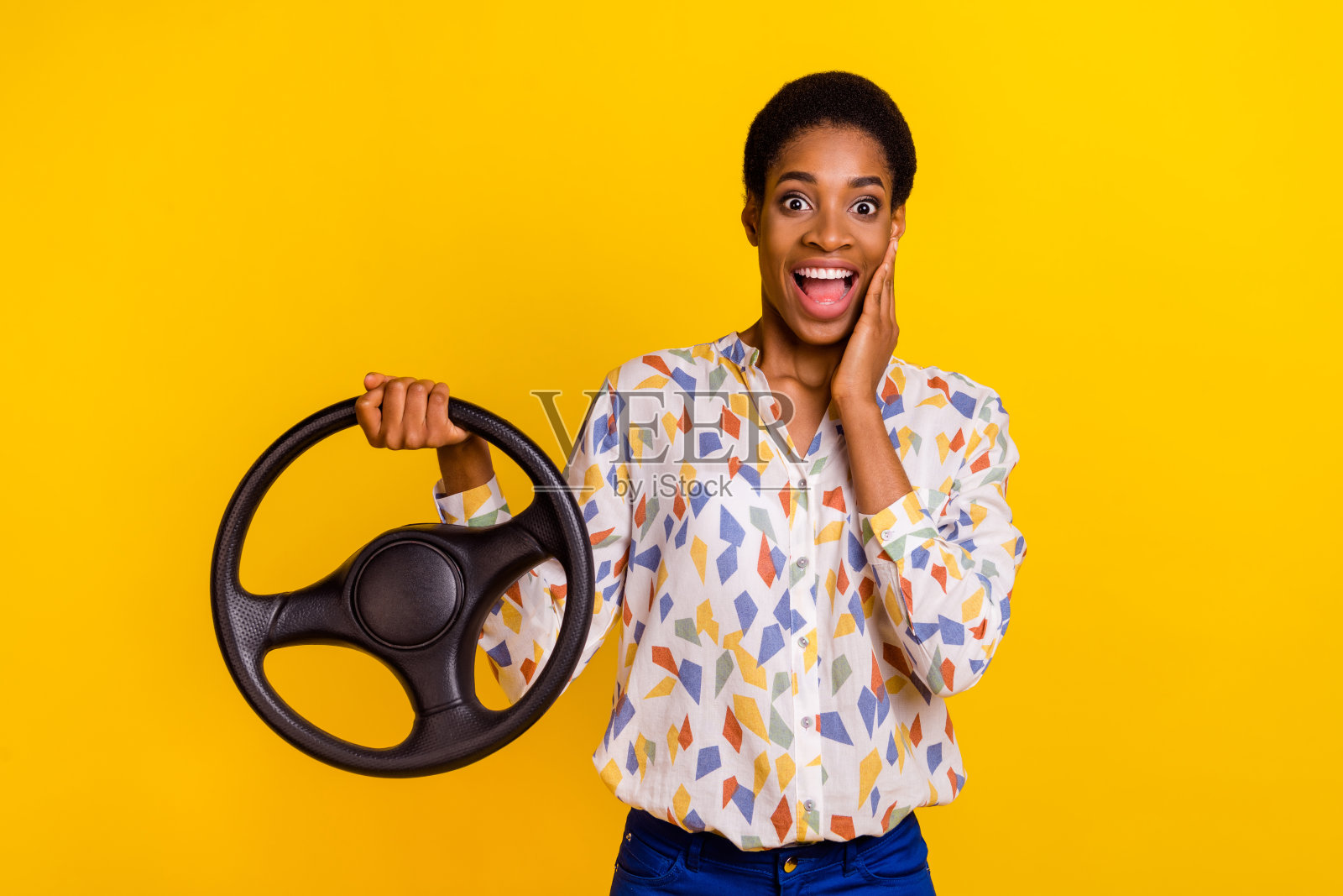 惊讶的搞笑人物,手托脸颊,嘴巴张开,背景为黄色。照片摄影图片