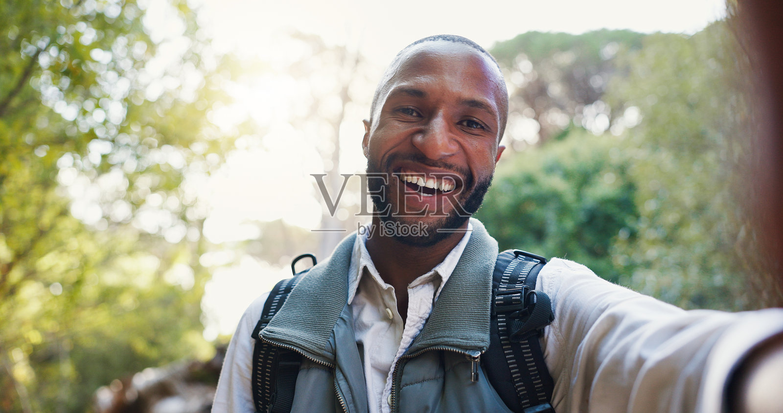 徒步旅行,黑人的快乐自拍肖像,冒险记忆和户外健身的游客。大自然,男性与摄影的远足,适合旅行、社交媒体和个人资料照片。照片摄影图片